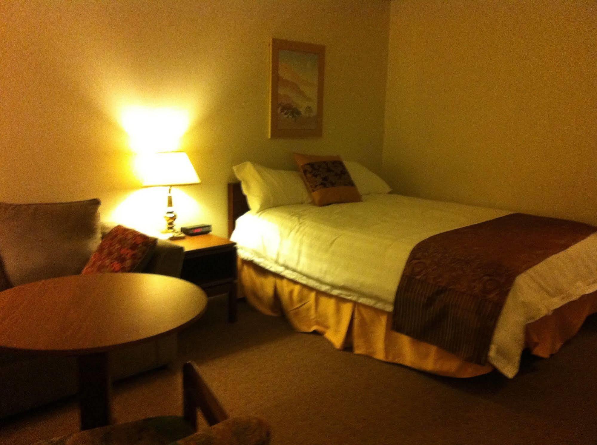 Redwood Motor Inn Brandon Exteriör bild
